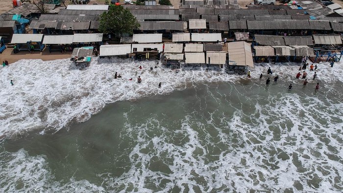 Waspada Gelombang Tinggi Saat Libur Akhir Tahun Wisatawan bermain air saat terjadi gelombang tinggi di Pantai Sambolo 2, Anyer, Kabupaten Serang Banten, Rabu (25/12/2024). Badan Meteorologi Klimatologi dan Geofisika (BMKG) mengimbau masyarakat untuk mewaspadai potensi gelombang tinggi yang dapat membahayakan wisatawan di sepanjang Pantai Anyer, Serang hingga Tanjung Lesung, Pandeglang selama libur Natal dan Tahun Baru 2025. ANTARA FOTO/Putra M. Akbar/gp/wpa.