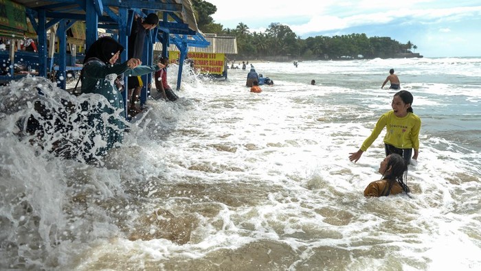 Waspada Gelombang Tinggi Saat Libur Akhir Tahun Wisatawan bermain air saat terjadi gelombang tinggi di Pantai Sambolo 2, Anyer, Kabupaten Serang Banten, Rabu (25/12/2024). Badan Meteorologi Klimatologi dan Geofisika (BMKG) mengimbau masyarakat untuk mewaspadai potensi gelombang tinggi yang dapat membahayakan wisatawan di sepanjang Pantai Anyer, Serang hingga Tanjung Lesung, Pandeglang selama libur Natal dan Tahun Baru 2025. ANTARA FOTO/Putra M. Akbar/gp/wpa.