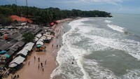 Foto udara wisatawan bermain air di Pantai Sambolo 2, Anyer, Kabupaten Serang Banten, Rabu (25/12/2024).