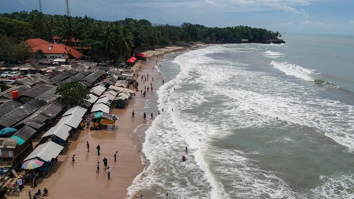 Waspada Gelombang Tinggi Saat Libur Akhir Tahun Wisatawan bermain air saat terjadi gelombang tinggi di Pantai Sambolo 2, Anyer, Kabupaten Serang Banten, Rabu (25/12/2024). Badan Meteorologi Klimatologi dan Geofisika (BMKG) mengimbau masyarakat untuk mewaspadai potensi gelombang tinggi yang dapat membahayakan wisatawan di sepanjang Pantai Anyer, Serang hingga Tanjung Lesung, Pandeglang selama libur Natal dan Tahun Baru 2025. ANTARA FOTO/Putra M. Akbar/gp/wpa.