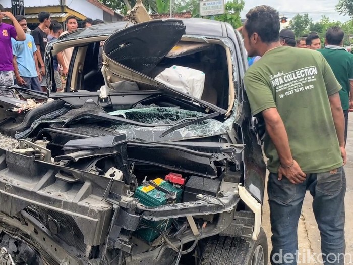 Xpander tabrak truk di Ponorogo