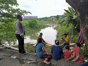 Cerita Ayah Asuh Balita yang Hilang Terseret Arus Selokan Saat Main Hujan