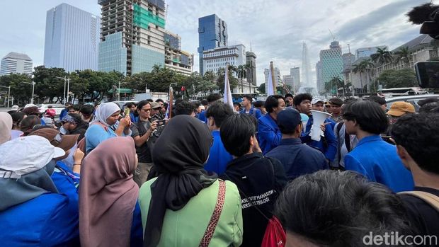 BEM SI Kerakyatan menggelar aksi unjuk rasa di Patung Kuda, Jakarta Pusat, Kamis (26/12).