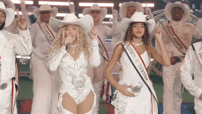 Blue Ivy tampak memakai selempang bertuliskan Cowboy Carter. Cowboy Carter merupakan nama album studio ke-8 Beyonce yang dirilis pada Maret 2024. Foto: Dok. Netflix
