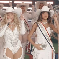 Blue Ivy tampak memakai selempang bertuliskan Cowboy Carter. Cowboy Carter merupakan nama album studio ke-8 Beyonce yang dirilis pada Maret 2024. Foto: Dok. Netflix