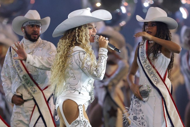 Beyonce kembali mengajak putrinya Blue Ivy tampil di panggung. Kali ini ibu dan anak tersebut tampil di panggung pertunjukan paruh waktu pertandingan NFL antara Houston Texans dan Baltimore Ravens yang disiarkan di Netflix. Foto: Getty Images/Alex Slitz