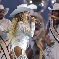Beyonce kembali mengajak putrinya Blue Ivy tampil di panggung. Kali ini ibu dan anak tersebut tampil di panggung pertunjukan paruh waktu pertandingan NFL antara Houston Texans dan Baltimore Ravens yang disiarkan di Netflix. Foto: Getty Images/Alex Slitz