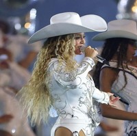 Blue Ivy dijuluki superstar sejak lahir. Majalah Time pernah menjulukinya Bayi Paling Terkenal di Dunia. Pada 2020, Blue Ivy memenangkan penghargaan BET Her Award lewat penampilannya dalam lagu Brown Skin Girl bersama Beyoncé, Saint Jhn, dan Wizkid. Pada 2021, Blue Ivy yang saat itu baru berusia sembilan tahun, memenangkan Grammy Awards pertamanya. Dia meraih penghargaan Best Music Video bersama ibunya Beyonce, Saint Jhn dan Wizkid lewat lagu Brown Skin Girl. Foto: Getty Images/Alex Slitz