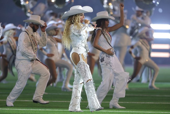 Beyonce dan Blue Ivy kompak bergaya memakai topi cowboy. Topi yang dikenakan keduanya diketahui datang dari brand topi cowboy legendaris, Stetson. Foto: Getty Images/Alex Slitz