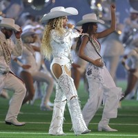 Beyonce dan Blue Ivy kompak bergaya memakai topi cowboy. Topi yang dikenakan keduanya diketahui datang dari brand topi cowboy legendaris, Stetson. Foto: Getty Images/Alex Slitz