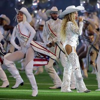 Beyonce mengajak Blue Ivy tampil ke atas panggung saat menyanyikan lagu hitsnya Texas Hold ‘Em. Anak remaja 12 tahun itu sudah memiliki banyak pengalaman di panggung selama tur Beyonce, Renaissance World Tour 2023, di mana dia ikut tampil bersama ibunya. Foto: Getty Images/Alex Slitz