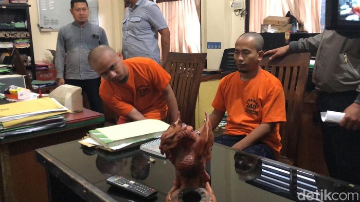 Billy (menuduk) dan Satim duo penyiram air keras ke mahasiswi APMD Jogja, NH saat di Polresta Jogja, Kamis (26/12/2024).