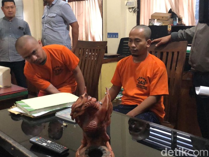 Billy (menuduk) dan Satim duo penyiram air keras ke mahasiswi APMD Jogja, NH saat di Polresta Jogja, Kamis (26/12/2024).