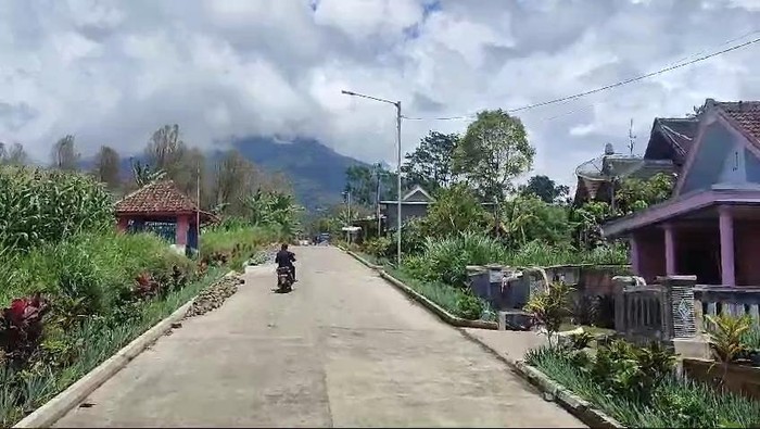 Bos bakso Batam bangun jalan desa tempat dirinya lahir di Malang yang sudah rusak parah dengan cara dicor.