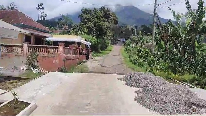 Bos bakso Batam bangun jalan desa tempat dirinya lahir di Malang yang sudah rusak parah dengan cara dicor.