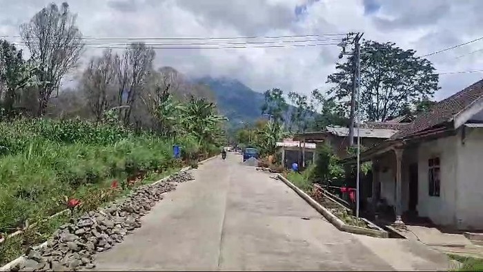 Bos bakso Batam bangun jalan desa tempat dirinya lahir di Malang yang sudah rusak parah dengan cara dicor.