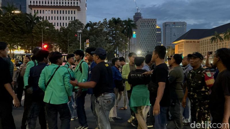 Demo mahasiswa dari BEM SI Kerakyatan menolak PPN 12%, suasana dorong-dorongan menjelang bubar, 26 Desember 2024 petang. (Anggi Muliawati/detikcom)