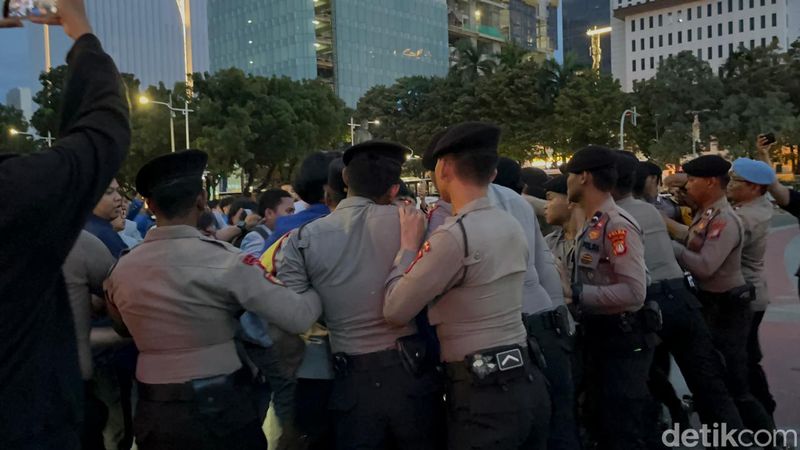 Demo mahasiswa dari BEM SI Kerakyatan menolak PPN 12%, suasana dorong-dorongan menjelang bubar, 26 Desember 2024 petang. (Anggi Muliawati/detikcom)