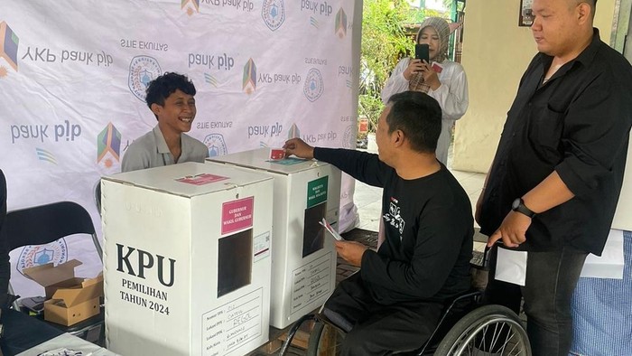 Djumono, penyandang disabilitas di Kota Bandung saat menggunakan hak pilihnya di Pilkada Jabar 2024