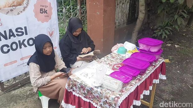 Dua pelajar kakak beradik jualan nasi cokot isi liburan sekolah, Kamis (26/12/2024).