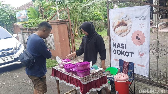Dua pelajar kakak beradik jualan nasi cokot isi liburan sekolah, Kamis (26/12/2024).