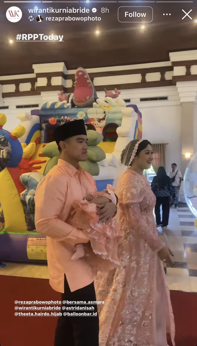 Dalam foto-foto dan video yang dibagikan ke Instagram Story terlihat Erina bersama suami dan putrinya kompak mengenakan busana berwarna peach. Diketahui acara tersebut digelar di Graha Saba Buana, Solo, Jawa Tengah. Foto: Instagram