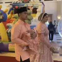 Dalam foto-foto dan video yang dibagikan ke Instagram Story terlihat Erina bersama suami dan putrinya kompak mengenakan busana berwarna peach. Diketahui acara tersebut digelar di Graha Saba Buana, Solo, Jawa Tengah. Foto: Instagram