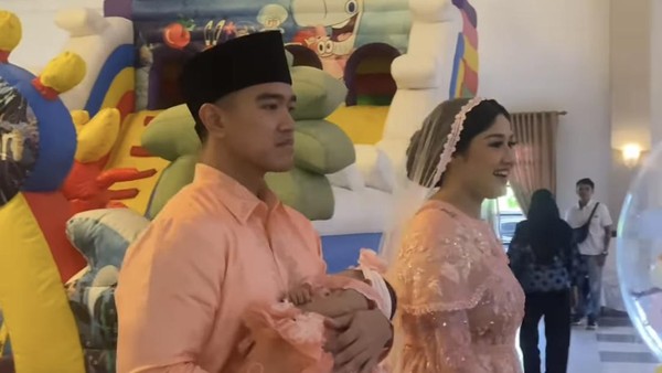 7 Foto Tasyakuran Akikah Bebingah Putri Kaesang-Erina Gudono, Digelar Meriah