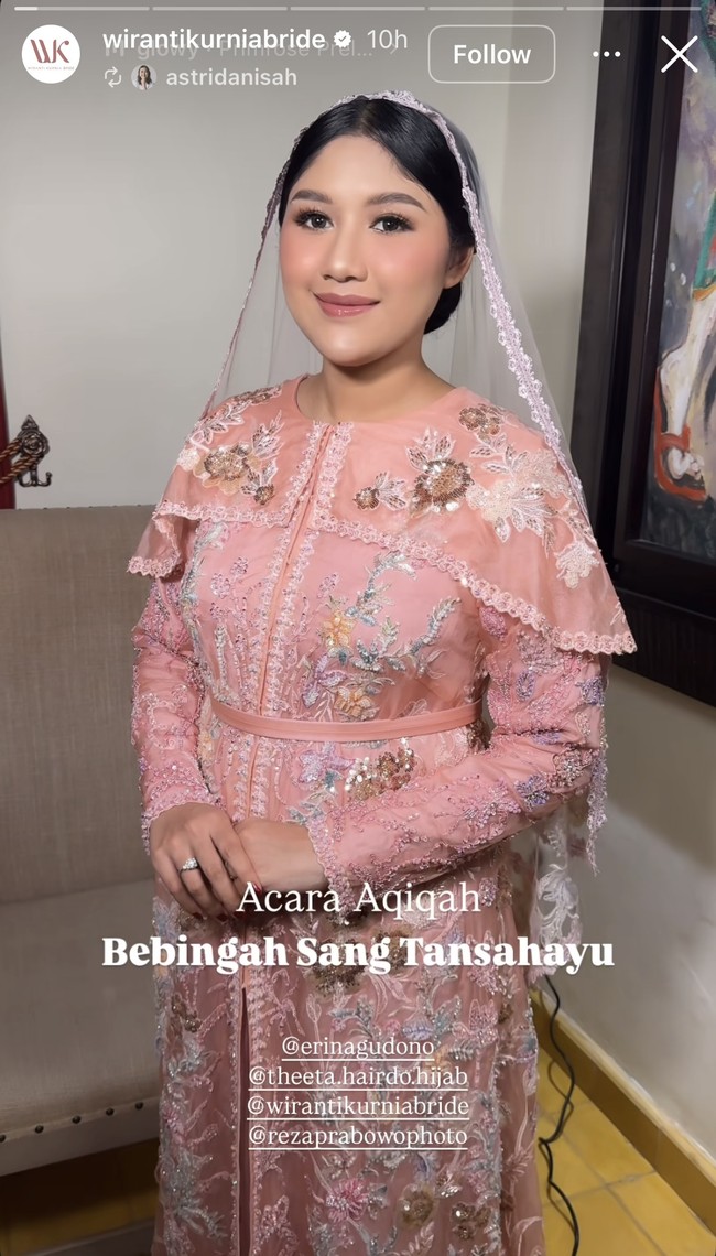 Erina tampil cantik dalam balutan busana rancangan Wiranti Kurnia Bride. Dress lengan panjang tersebut tampak dipenuhi dengan motif floral yang membuatnya semakin terlihat berwarna. Penampilannya itu juga dilengkapi dengan kerudung kain tile yang menerawang. Foto: Instagram