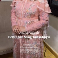 Erina tampil cantik dalam balutan busana rancangan Wiranti Kurnia Bride. Dress lengan panjang tersebut tampak dipenuhi dengan motif floral yang membuatnya semakin terlihat berwarna. Penampilannya itu juga dilengkapi dengan kerudung kain tile yang menerawang. Foto: Instagram