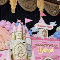 Digelar meriah, dekorasi di acara akikah Bebingah juga terlihat mewah dengan dominasi warna merah muda. Berbentuk seperti layaknya kastil, pada bagian tengahnya terdapat inisial dan nama Bebingah. Kue akikahnya juga dibuat berbentuk mirip dengan dekorasi di acara tersebut. Foto: Instagram