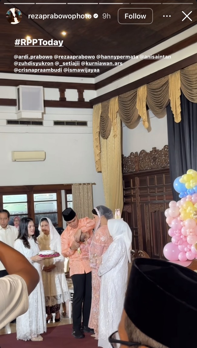 Acara akikah tersebut digelar saat Bebingah menginjak usia 40 hari. Dalam foto terlihat Kaesang yang begitu serius dan berhati-hati saat memotong rambut putri kecilnya itu. Foto: Instagram