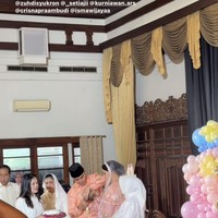 Acara akikah tersebut digelar saat Bebingah menginjak usia 40 hari. Dalam foto terlihat Kaesang yang begitu serius dan berhati-hati saat memotong rambut putri kecilnya itu. Foto: Instagram