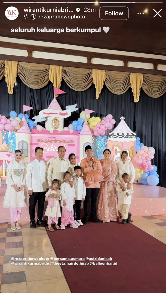 Keluarga besar Kaesang; Joko Widodo, Iriana, Gibran Rakabuming, Selvi Ananda, dan Kahiyang juga terlihat hadir dengan membawa anak-anak mereka. Para anggota keluarga tersebut kompak mengenakan busana berwarna putih. Foto: Instagram