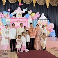 Keluarga besar Kaesang; Joko Widodo, Iriana, Gibran Rakabuming, Selvi Ananda, dan Kahiyang juga terlihat hadir dengan membawa anak-anak mereka. Para anggota keluarga tersebut kompak mengenakan busana berwarna putih. Foto: Instagram