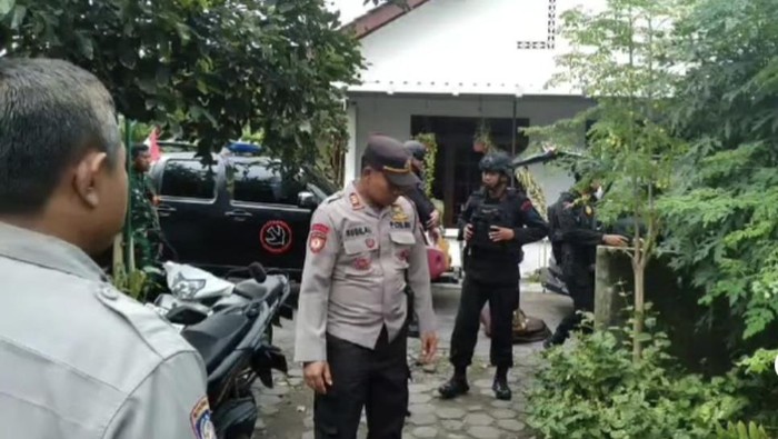 Evakuasi granat nanas di Dusun Sukunan, Banyuraden, Gamping oleh Tim Jibom Detasemen Gegana Brimob Polda DIY, Kamis (26/12/2024).