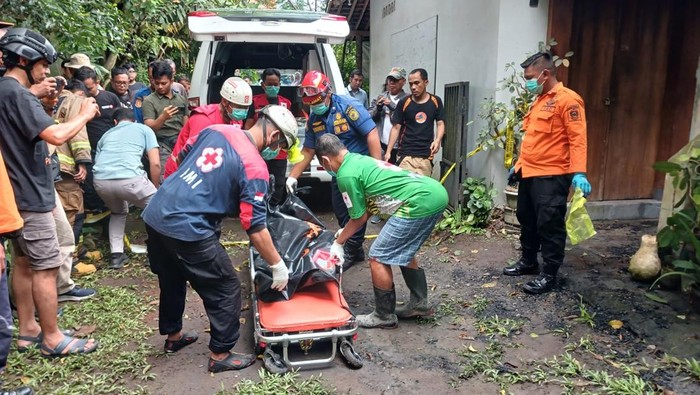 Petugas saat mengevakuasi korban meninggal dunia akibat kebakaran di Kersan, Tirtonirmolo, Kasihan, Bantul.