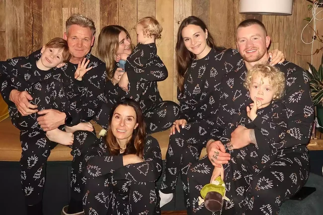 Chef selebriti Gordon Ramsay tampil dengan piama yang matching dengan istri, Tan dan anak-anaknya, Megan, Holly, Jack, Matilda (Tilly), Oscar dan Jesse. Mereka memakai piama tema Natal dengan gambar pohon cemara. Foto: Dok. Instagram