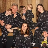 Chef selebriti Gordon Ramsay tampil dengan piama yang matching dengan istri, Tan dan anak-anaknya, Megan, Holly, Jack, Matilda (Tilly), Oscar dan Jesse. Mereka memakai piama tema Natal dengan gambar pohon cemara. Foto: Dok. Instagram
