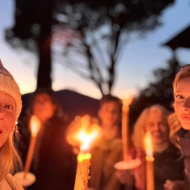 Gwyneth Paltrow juga menghabiskan Natal 2024 bersama kedua anaknya Apple dan Moses. Gwyneth mengunggah foto momen Natal 2024 dengan memperlihatkan setengah wajahnya saat berpose bersama kedua anaknya dari pernikahannya dengan mantan suaminya Chris Martin. Foto: Dok. Instagram