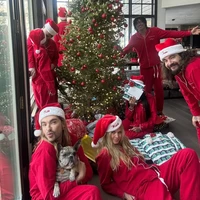Memakai baju matching juga jadi pilihan model Heidi Klum saat merayakan Natal 2024 bersama suami, Tom Kaulitz dan anak-anaknya. Mereka memakai baju merah ala Santa. Foto: Dok. Instagram