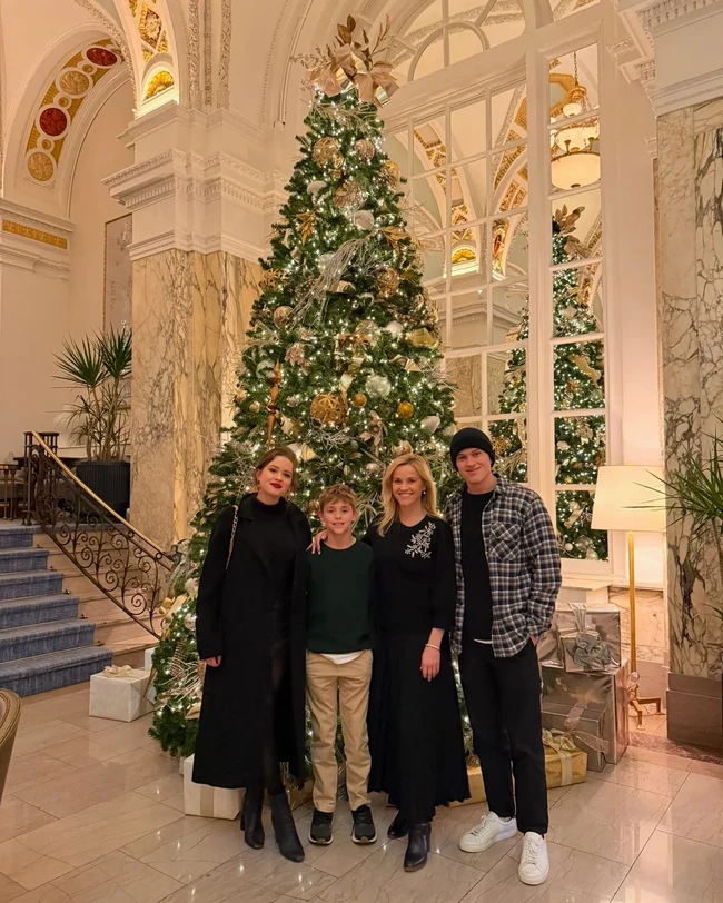 Aktris Reese Witherspoon merayakan Natal 2024 dengan berpose bersama tiga anaknya yang sudah semakin besar, Ava, Deacon dan Tennessee. Reese yang resmi bercerai dengan suami keduanya berpose dengan tiga anaknya berlatar pohon Natal raksasa. Foto: Dok. Instagram