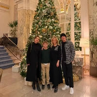 Aktris Reese Witherspoon merayakan Natal 2024 dengan berpose bersama tiga anaknya yang sudah semakin besar, Ava, Deacon dan Tennessee. Reese yang resmi bercerai dengan suami keduanya berpose dengan tiga anaknya berlatar pohon Natal raksasa. Foto: Dok. Instagram