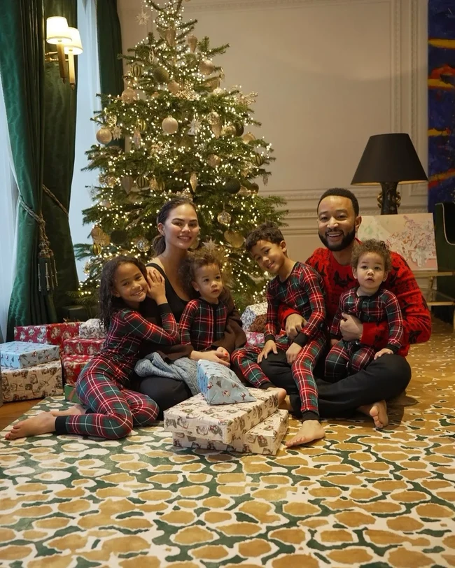 Chrissy Teigen dan John Legend mendadani keempat anak mereka dengan piama kembar saat Natal 2024. Foto: Dok. Instagram