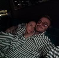 Memakai piama kembar juga jadi gaya Victoria dan David Beckham saat merayakan Natal 2024. Foto: Dok. Instagram