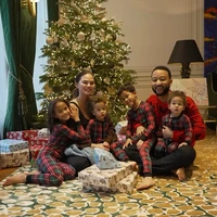 Chrissy Teigen dan John Legend mendadani keempat anak mereka dengan piama kembar saat Natal 2024. Foto: Dok. Instagram