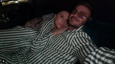 Foto: Gaya 8 Artis Rayakan Natal, Paris Hilton Tanpa Busana, Cuma Pakai Pita