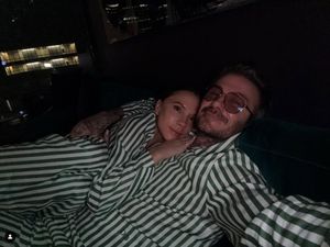 Foto: Gaya 8 Artis Rayakan Natal, Paris Hilton Tanpa Busana, Cuma Pakai Pita