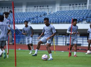 Bojan Hodak Mau Robi Darwis Konsisten di Persib Bandung