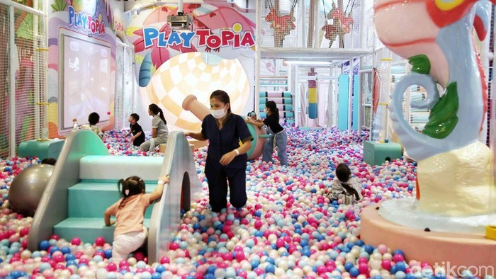 Girangnya Anak-anak Habiskan Libur di Playground Anak anak bermain di playground Play Topia kawasan Mal Artha Gading, Jakarta Utara, Kamis (26/12/2024).